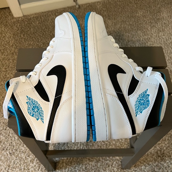Athletic_Shoes